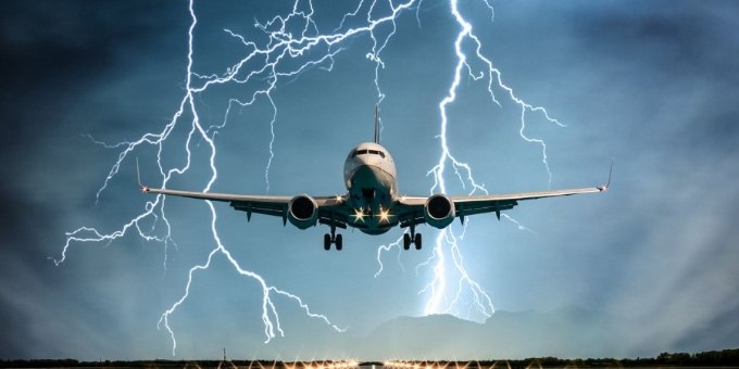 飞机在雷电天气下正常飞行。
