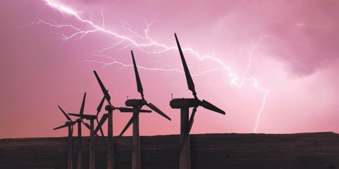 几台风力涡轮机正在雷击天气下运行。