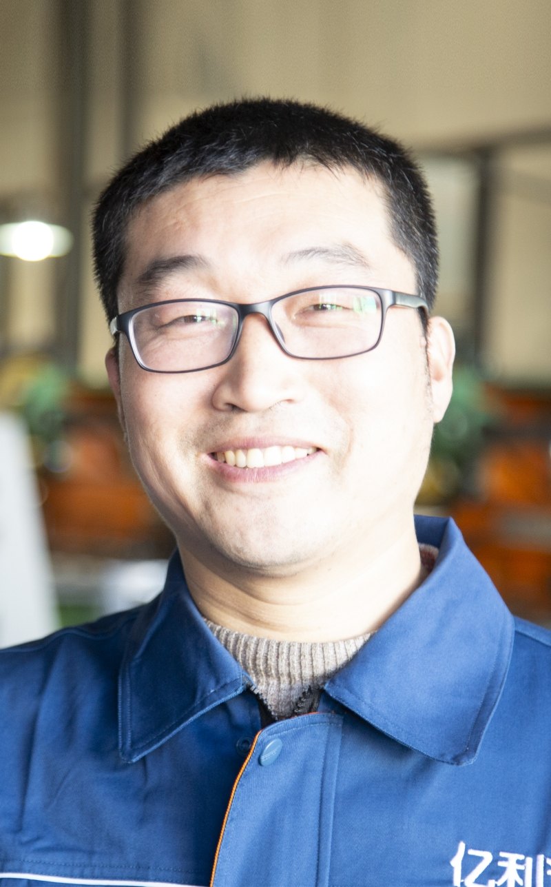 一名工人正面向镜头微笑。
